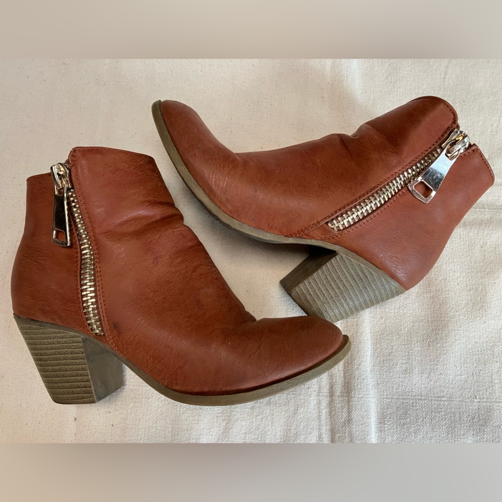 Delia Ankle Booties Tobacco Tan. Size 8. Chunky heel 2”+. Side zipper access.